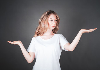 Junge Frau wägt ab, trifft Entscheidung