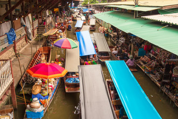 Fototapeta na wymiar Damnoen Saduak Floating Market near Bangkok in Thailand
