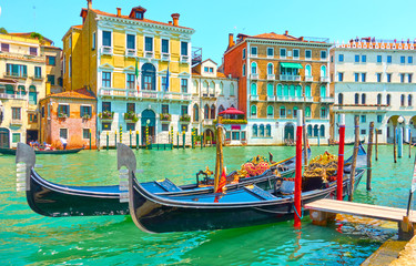 Le Grand Canal à Venise avec gondoles amarrées