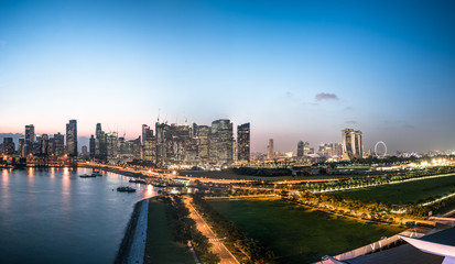 Fototapeta premium Singapur panoramę w wieczór, widok z otwartego pokładu statku wycieczkowego