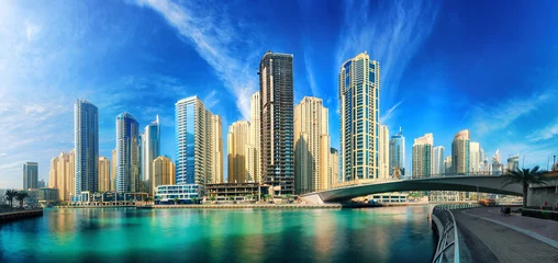 Schilderijen op glas Dubai Marina skyline panorama met blauwe lucht © Smileus