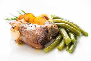 Agnello con pisellini e patate arrosto