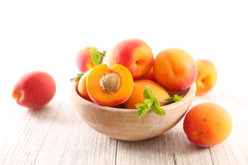 Fototapeta na wymiar bowl of fresh apricot