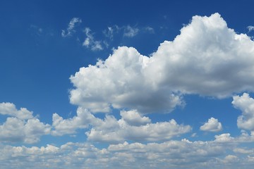 Obraz premium Beautiful cloudscape in blue sky, natural background