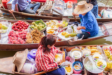 Obraz premium Damnoen Saduak Floating Market near Bangkok in Thailand
