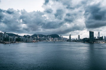 Fototapeta premium hong kong skyline at evening time with beautiful cloudscape
