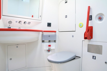 cuarto de baño moderno de un tren en españa