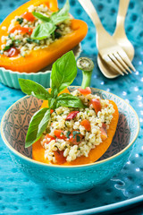 Bulgursalat mit Tomaten und Kräutern in einer Paprika