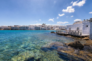 Blick auf die Bucht des Fischerdorfes Naousa auf der Insel Paros, Kykladen, Griechenland, mit...