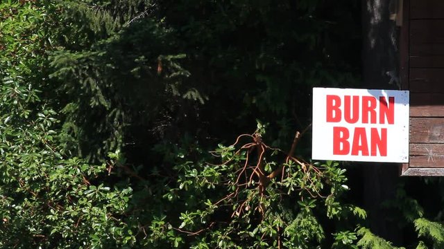 Burn Ban sign telling folks you cant have campfires due to the dry season.