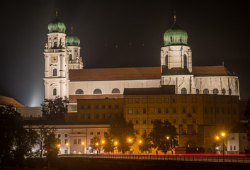 Fototapeta na wymiar Dom St. Stephan in der Nacht