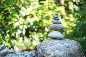 Steintürme im Garten