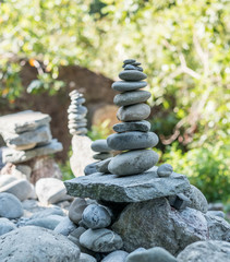 Steintürme im Garten