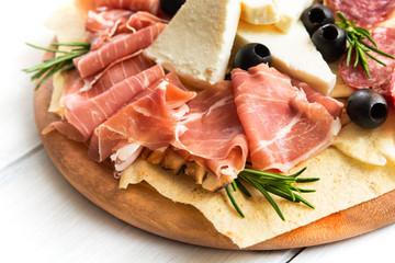 Tagliere con prosciutti e formaggi italiani 