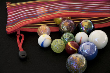 Vaciado de canicas infantiles de la bolsa.