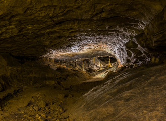 H&ouml;le mit Grotten und Stalaktiten