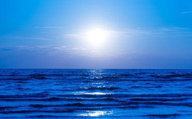 Obraz premium Moon over the sea. Photograph from the beach.