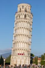 Fototapeta na wymiar Tower of Pisa with people in line