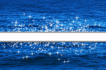 Etiqueta blanca, con estrellas y mar de fondo. Verano.
