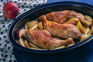 Apfelhähnchen in der Kasserolle