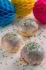 Krapfen mit bunten Streuseln