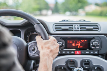 Auto Cockpit von innen, Interieur, Hände am Lenkrad