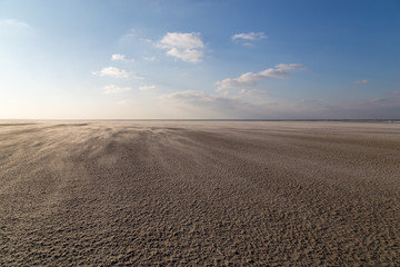 Driftender Sand am Strand von Spiekeroog bei Starkwind