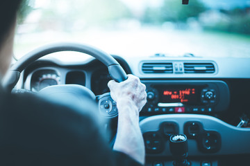 Auto Cockpit von innen, Interieur, Hände am Lenkrad