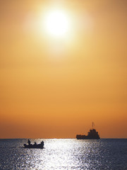 Obraz premium Ship at the sea during sunrise