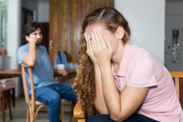 Weinende Frau nach Ehestreit