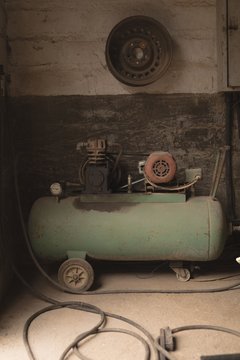 Portable spray paint machine