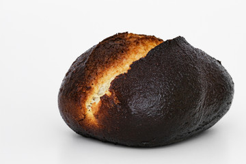 Schwarzes verbranntes Brötchen