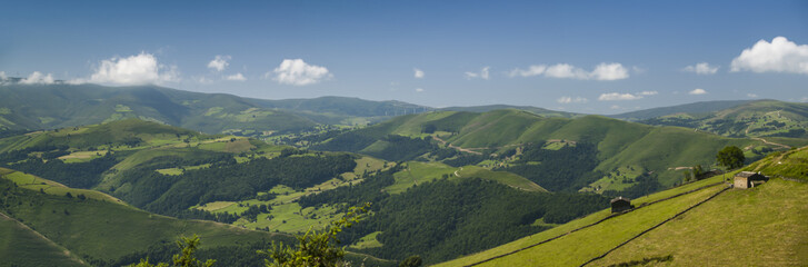 Vista panorámica de los verdes valles desde el mirador de la Braguia en Bega de Pas en Cantabria