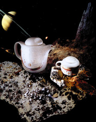 Kawa na pierścieniu Saturna, dzbanek z kawą na meteorycie
