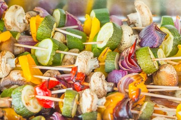 Lecker Gemüsespieß gegrillt mit Zucchini Zwiebel Pilze Paprika. Gourmet Gemüse vom Sommer Grill. Gesund vegetarisch frisch kalorienarm gegen Hunger. Sommergemüse Snack Beilage oder Diät Vorspeise
