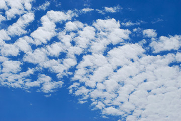 облака в голубом небе