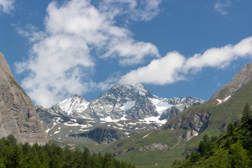 Fototapeta na wymiar The sky above the mountains of the Alps