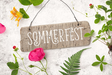 Sommerfest - Einladung / Karte mit Holzschild und verschiedenen Pflanzen (Erdbeerstaude, Rose,...