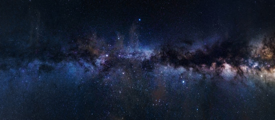 Fototapeta premium Panoramiczna astrofotografia widocznej galaktyki Drogi Mlecznej. Gwiazdy, mgławica i pył gwiezdny na nocnym niebie