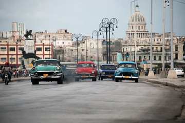 I colori delle fantastiche auto retrò americane a Cuba