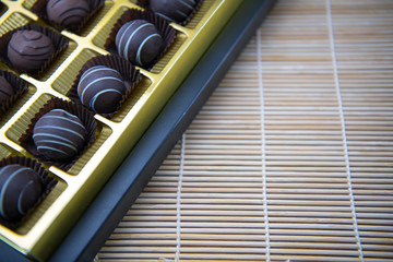 Naklejka premium Different types of chocolates in a box.