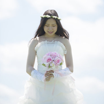 ブーケを持ち微笑む花嫁