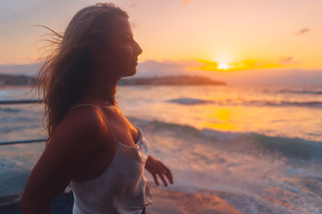 Obraz premium Blonde surfer girl relaxing by the beach
