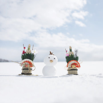 雪で作ったヒヨコと門松