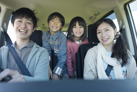 車の中で微笑む家族