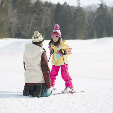 子供にスキーを教える母親