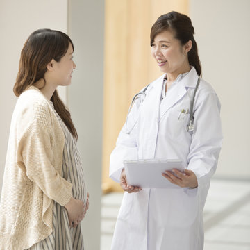 妊婦と話をする女医