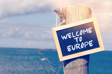 Meer, Strand und ein Schild Willkommen in Europa
