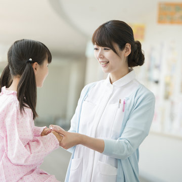 女の子と話をする看護師