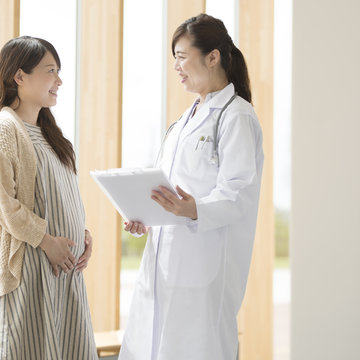 妊婦と話をする女医